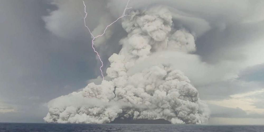 Impact des cendres de l'éruption volcanique de Tonga en 2022 sur les signatures satellitaires de la couleur de l'océan